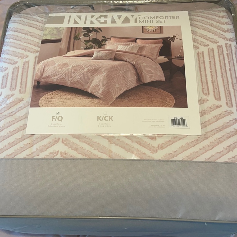 INK+IVY comforter set. Pillows included. Brand new